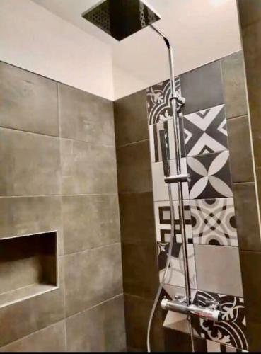 une cabine de douche dans une salle de bain avec douche dans l'établissement Les 4 Belles maison Ile de Ré, à Sainte-Marie de Ré