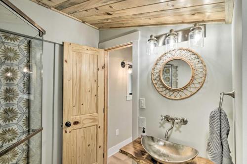 baño con lavabo y espejo en la pared en The Easter House, en Buena Vista