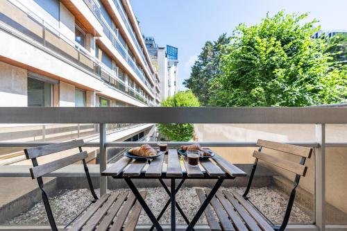 Studio rénové avec balcon près des Champs-Elysées