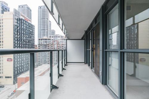 un couloir vide d'un immeuble de bureaux avec fenêtres dans l'établissement Jarvis Suites, à Toronto