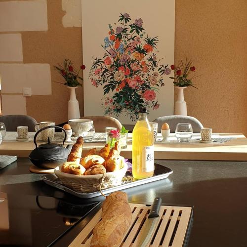 - une table avec un plateau de pain et un panier de nourriture dans l'établissement Le Berceau de Carmen, à Chédigny