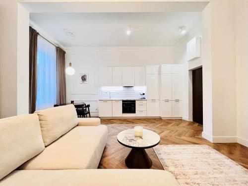 Apartamenty Lubin - Noclegi Lubin في لوبين: غرفة معيشة مع أريكة وطاولة