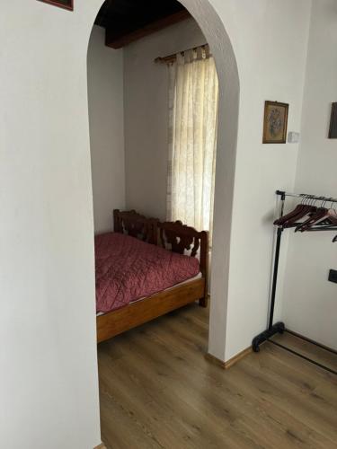 霍爾洛克的住宿－Karaván guest house，一间带床的卧室,位于带窗户的房间内