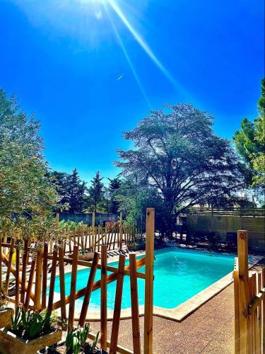 une piscine entourée d'une clôture en bois. dans l'établissement vestagaia, à Saint-Gilles