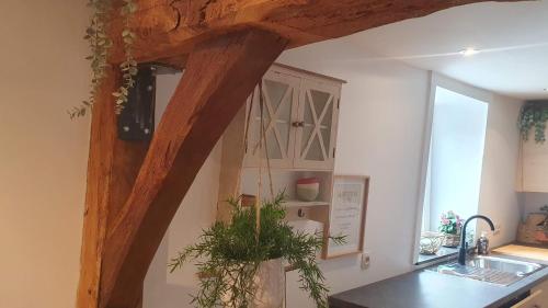 cocina con escalera de madera en una habitación en Petite bulle de Saint Remacle, en Stavelot