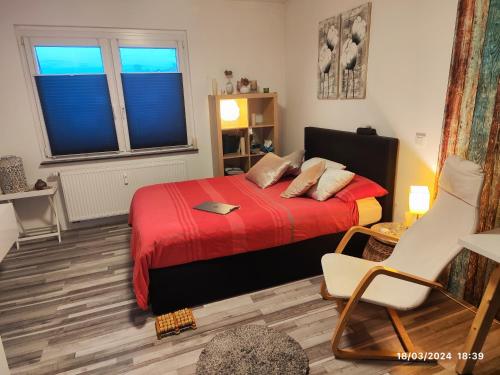 杜塞道夫的住宿－Airport Room，一间卧室配有一张带红色毯子的床