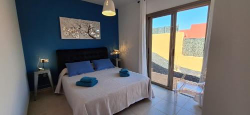 カレタ・デ・フステにあるGolf Las Salinas Villa Carlotta with private heated poolのベッドルーム1室(青い枕のベッド1台付)