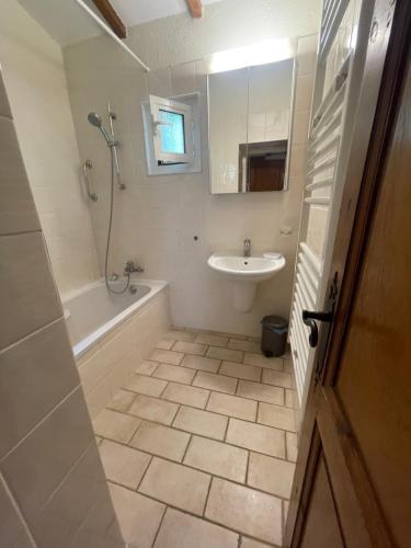 une salle de bain avec un lavabo, une baignoire et des toilettes dans l'établissement La maison Collines de Guerrevieille, à Sainte-Maxime