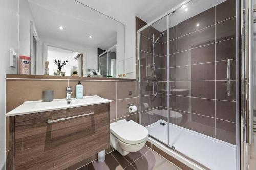 ein Bad mit einem WC, einem Waschbecken und einer Dusche in der Unterkunft New Apartment 20 mins from London Waterloo BP65 in London