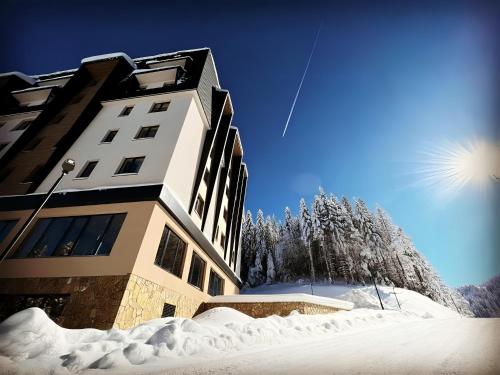 亞霍里納的住宿－ZLATNI JAVOR 312，前面的地面上积雪的建筑