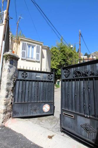 une porte noire devant une maison dans l'établissement Studio au calme proche Libération, à Nice