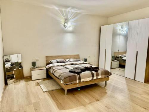 um quarto com uma cama e um espelho grande em Lion Home - Appartamento piano terra in piazza em Faenza