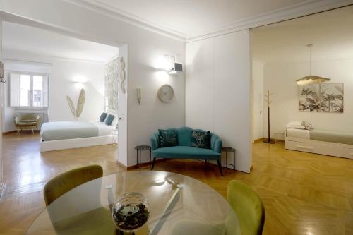 a living room with a glass table and a couch at Residenza al Colosseo in Rome