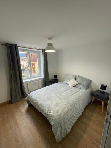 Ένα ή περισσότερα κρεβάτια σε δωμάτιο στο Logement idéalement situé sur la voie verte