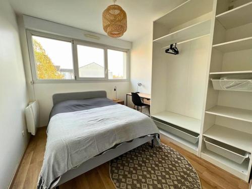 - une chambre avec un lit, une fenêtre et des étagères dans l'établissement Venise Centre 4 Chambres Parking, à Reims