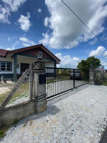 ein Eisentor vor einem Haus in der Unterkunft Wan Homestay in Kuala Terengganu
