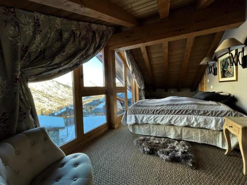 a bedroom with a bed and a large window at Résidence L'escarel - Chalet mitoyen à 150m du téléski MAE-4051 in Saint-Martin-de-Belleville