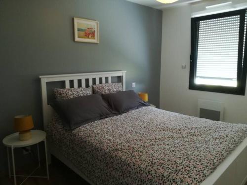 une chambre avec un lit et une fenêtre dans l'établissement Location proche plage de Penvins, Sarzeau, à Sarzeau