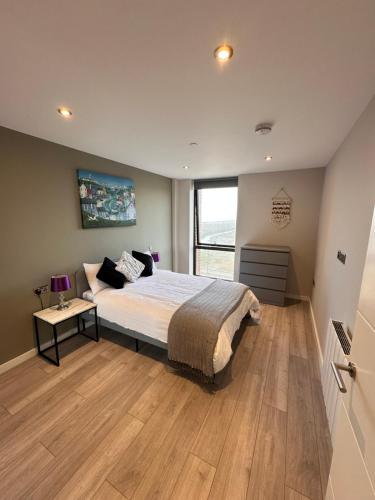 Park Central Liverpool Apartment tesisinde bir odada yatak veya yataklar