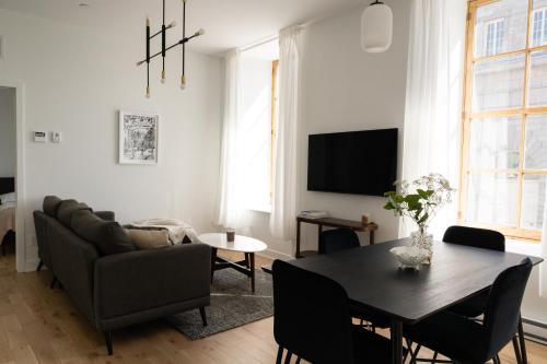 a living room with a table and a couch at La Maison Rasco in Montréal