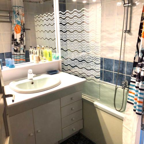 une salle de bain avec un lavabo et une douche dans l'établissement Grand loft avec piscine privée dans vielle gare, à Pomas