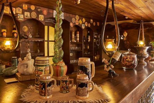 een aanrecht met potten en andere artikelen erop bij Hostería La Posta Del Cazador in San Martín de los Andes