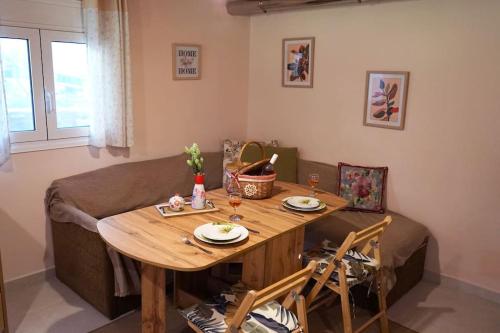 a living room with a table and a couch at Taki's & Anna's in Levkóyia