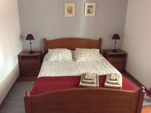 una camera da letto con un letto con due piatti sopra di Country House Porto Covo, Monte da Casa Velha a Santiago do Cacém