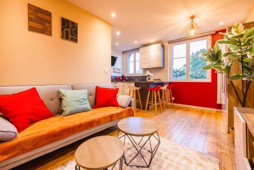 un salon avec un canapé et une table dans l'établissement Appartement de standing - coeur de Rezé / 10min de Nantes, à Rezé
