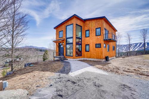 ein großes Holzhaus auf einem Hügel in der Unterkunft Custom Windham Mtn Villa with Pool, Theater and Views! in Windham