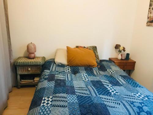 - une chambre avec un lit doté d'une couette bleue et blanche dans l'établissement Arena Bercy JO - Paris Est - 3p lumineux terrasse, à Montreuil