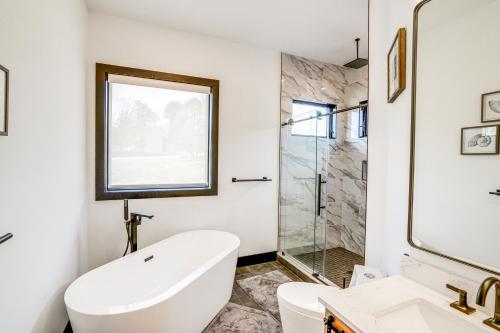 Ein Badezimmer in der Unterkunft Custom Windham Mtn Villa with Pool, Theater and Views!