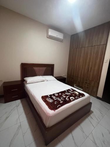 ein Schlafzimmer mit einem Bett mit einer braunen Decke darauf in der Unterkunft Puerto Bello in Santa Rosa