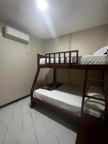 מיטה או מיטות קומותיים בחדר ב-Puerto Bello