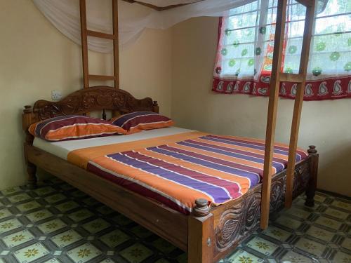 Village Hostel في نونغوي: غرفة نوم بسرير خشبي مع نافذتين