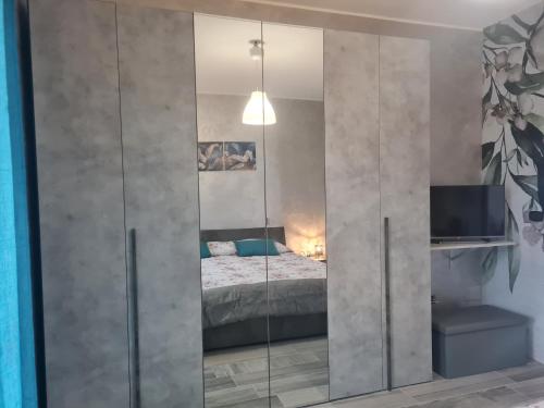 Ένα ή περισσότερα κρεβάτια σε δωμάτιο στο Perla B&B