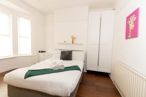 Кровать или кровати в номере Spacious 4BR Home near Liverpool CC