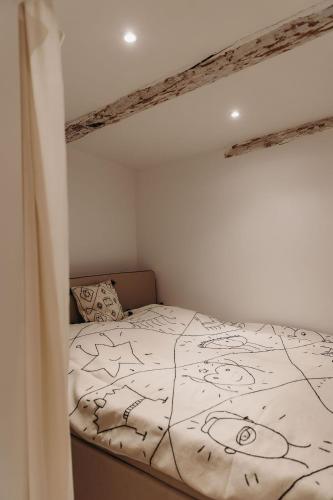 a bedroom with a bed with a drawing on it at Individuelle und zentrale Boho Appartments in Coburg in Coburg