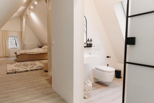 Habitación con baño con lavabo y aseo. en Individuelle und zentrale Boho Appartments in Coburg en Coburg