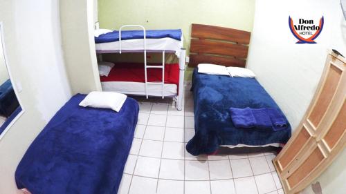 ein kleines Zimmer mit 2 Etagenbetten. in der Unterkunft OROZCO HABITACION#2 in Guanajuato