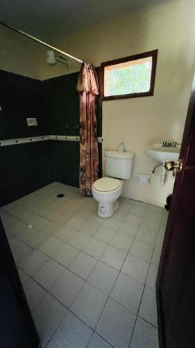 ein Bad mit einem WC und einem Waschbecken in der Unterkunft Casa mamá Lulú in Aquismón
