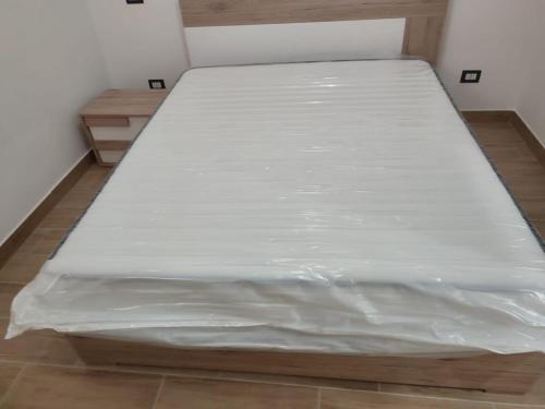 un lit est enveloppé en plastique dans une pièce dans l'établissement HOUSE BEACH, à Borgo Sabotino