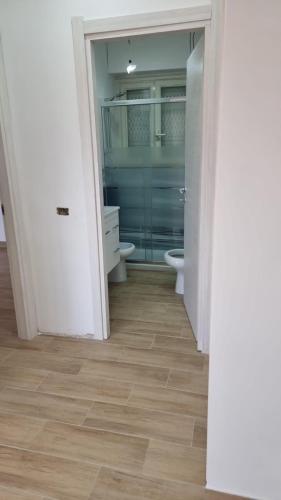 La salle de bains est pourvue de toilettes, d'un lavabo et d'un miroir. dans l'établissement HOUSE BEACH, à Borgo Sabotino