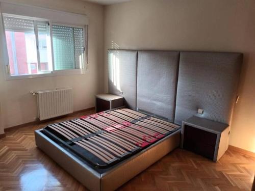 uma cama grande num quarto com em Precioso chalet de lujo em Boadilla del Monte