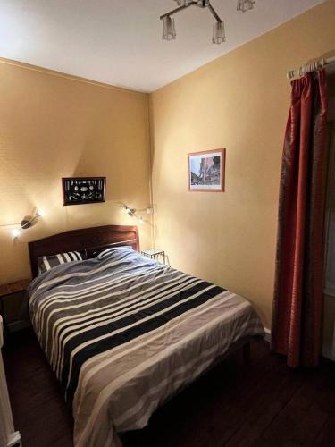 une chambre avec un grand lit dans une pièce dans l'établissement Résidence 720-pleneuf Val Andre - Maison typique situé en plein sur la digue du Val-André. MAE-2844, à Pléneuf-Val-André