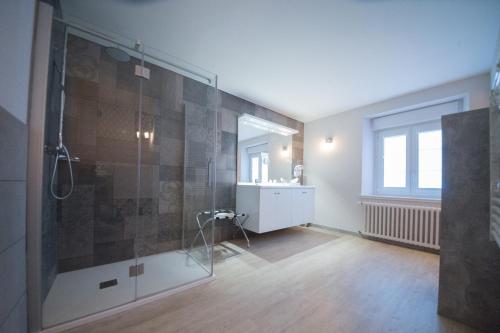 La salle de bains est pourvue d'une douche et d'un lavabo. dans l'établissement Logis Hôtel Restaurant Barrey, à Orchamps-Vennes