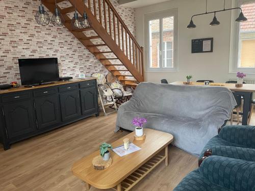 a living room with a couch and a table at Appartement en centre ville pour 4 personnes in Roye