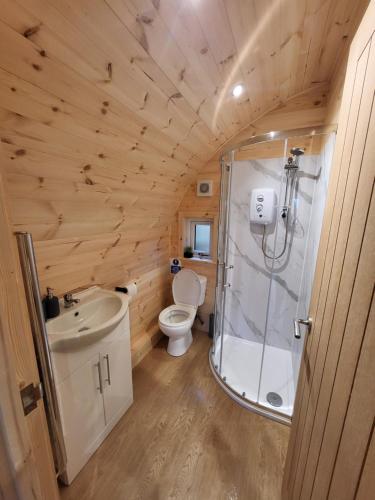 Koupelna v ubytování Lois' Pod with Hot Tub, Near Airport