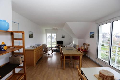 - un salon avec une table et une salle à manger dans l'établissement Résidence Villa Marjolaine - 3 Pièces pour 4 Personnes 734, à Pléneuf-Val-André