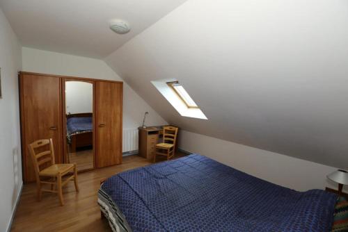 - une chambre avec un lit et une couette bleue dans l'établissement Résidence Villa Marjolaine - 3 Pièces pour 4 Personnes 734, à Pléneuf-Val-André